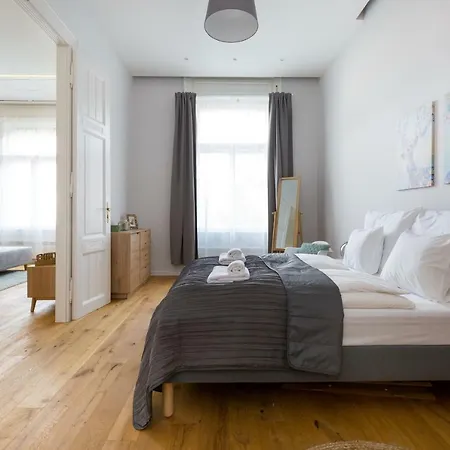 Designer Dream In The Center W 2br/2bath Apartamento Budapest