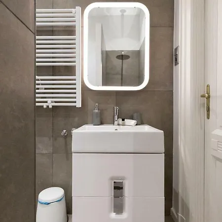 Designer Dream In The Center W 2br/2bath * Budapeşte